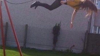 Diambil sebelum dia menyadari melompat dari ayunan adalah ide yang merugikan Foto: Boredpanda