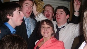 Semoga partynya tetap seru ya setelah kejadian ini. Foto: Boredpanda