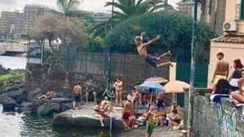 Duh.. semoga pria yang melompat aman-aman saja. Foto: Boredpanda