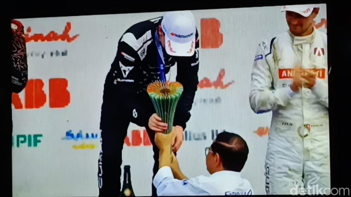 Gubernur DKI Jakarta Pramono Anung menyerahkan piala kepada pemenang ajang balap Formula E Jakarta E-Prix 2025, Dan Ticktum dari Cupra Kiro. (Brigitta/detikcom)