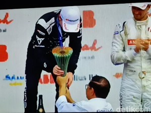 Momen Pramono Serahkan Piala ke Juara Formula E Jakarta Dan Ticktum