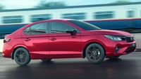 Honda City Sport Edition mendapatkan sentuhan warna hitam di bagian eksterior dan interior untuk menguatkan kesan sporty. Selain itu, aksen krom di gril diganti dengan strip hitam glossy, kemudian spion luar juga diberi warna gelap agar tampil lebih agresif.Bagian bagasi disematkan emblem ‘Sport’ sebagai pembeda. Tak ketinggalan, lip spoiler tipis berwarna hitam ikut menambah kesan sporty. Pelek roda juga dibuat gelap yang makin mempertegas karakternya. Foto: Doc. Honda India.