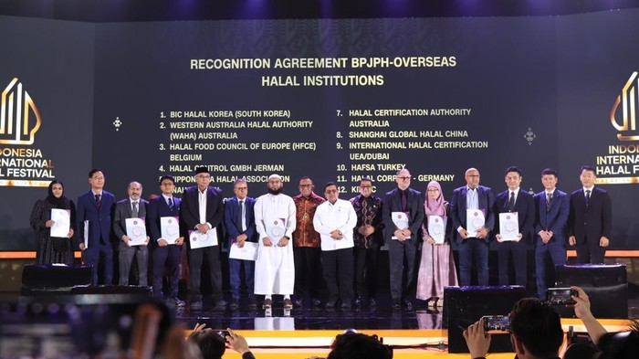 Kepala BPJPH, Haikal Hasan (tengah) di acara Indonesia International Halal Festival (IIHF) di JCC Senayan, Jakarta Pusat, Jumat (20//6/2025).