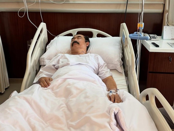 Adam Suseno masuk rumah sakit karena pembuluh darah besar di kaki robek.