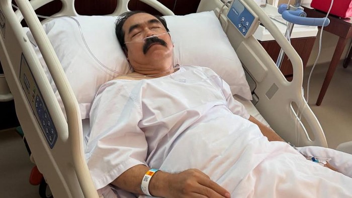 Adam Suseno masuk rumah sakit karena pembuluh darah besar di kaki robek.
