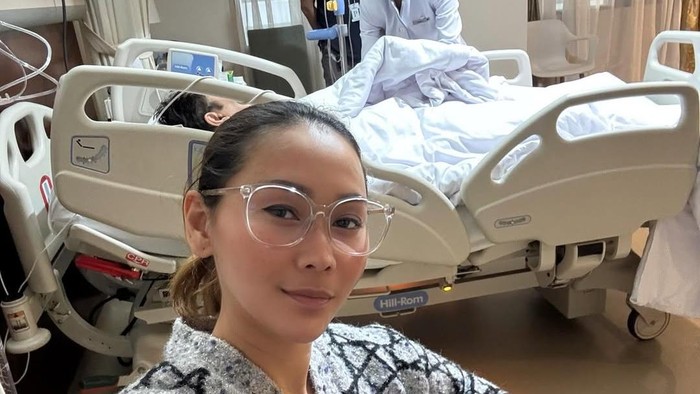Adam Suseno masuk rumah sakit karena pembuluh darah besar di kaki robek.