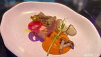 Salmon tataki yang disajikan dengan saus asinan sangat menarik perhatian. Ternyata, saus asinan yang asam segar dengan sentuhan nutty itu cocok disandingkan bersama salmon yang dipanggang setengah matang. Foto: Yenny Mustika Sari/detikFood