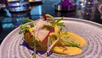 Puluhan menu dihadirkan meliputi appetizer, main course, dan dessert. Pada acara peluncuran Ironwood Steak & Grill, Chef Denny mendemokan langsung proses penyajian makanan. Foto: Yenny Mustika Sari/detikFood