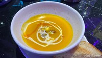 Pumpkin Puree yang disajikan bersama keju feta, seeds crumble, cinnamon cream, dan chili oil juga tak kalah menarik. Supnya manis creamy berpadu nikmat ketika keju fetanya tergigit, memberikan sensasi asin. Foto: Yenny Mustika Sari/detikFood