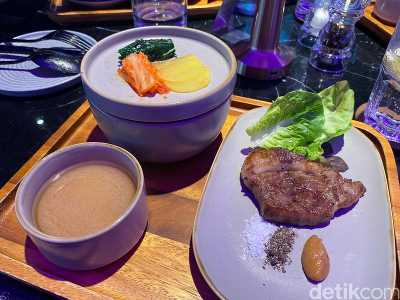 Ironwood Steak & Grill menyuguhkan sajian steak dengan cita rasa Asia. Berlokasi di Topgolf Jakarta, Fatmawati, Jakarta Selatan.