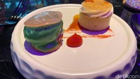 Tak lengkap tanpa sajian dessert. Chef Denny membuat dua jenis dessert berupa kastengel tart yang disajikan dengan colenak dan juga Berry Matcha Mochi. Foto: Yenny Mustika Sari/detikFood