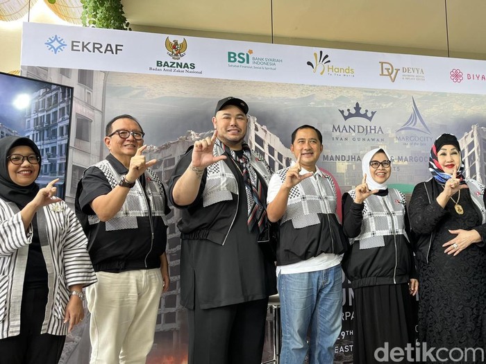 Ivan Gunawan mengerluarkan seri hijab dengan tema Palestina dan keuntungan hasil penjualan akan disumbangkan untuk Palestina.