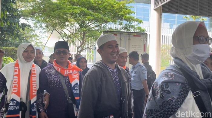 Jemaah haji penumpang pesawat Saudia Airlines yang mendarat darurat di Kualanamu, hari ini. (Kartika Sari/detikSumut)