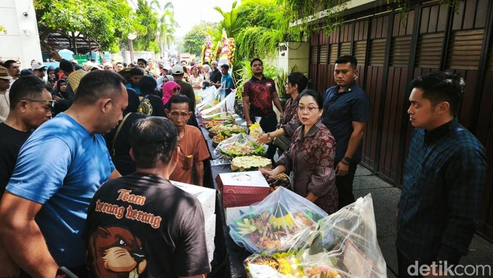 Sejumlah tumpeng dan kue dari warga serta relawan ditata berjejer saat perayaan ultah Jokowi di Solo, Sabtu (21/6/2025).