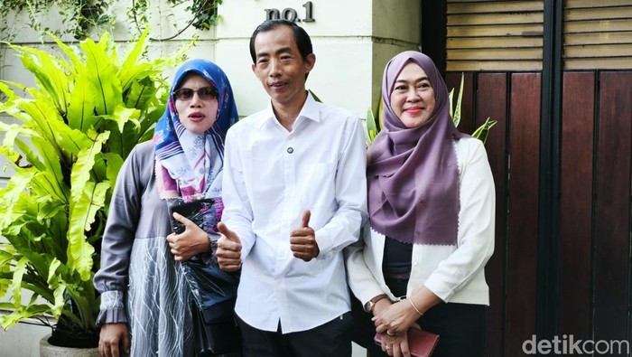 Karangan bunga ucapan selamat ulang tahun ke-64 hingga sosok pria mirip Jokowi asal Bandung, di depan rumah Jokowi di Kelurahan Sumber, Banjarsari, Solo, Sabtu (21/6/2025).