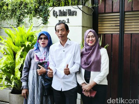 Karangan bunga ucapan selamat ulang tahun ke-64 hingga sosok pria mirip Jokowi asal Bandung, di depan rumah Jokowi di Kelurahan Sumber, Banjarsari, Solo, Sabtu (21/6/2025).