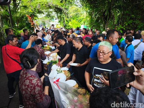 Acara ulang tahun Joko Widodo (Jokowi) di kediamannya di Kelurahan Sumber, Kecamatan Banjarsari, Kota Solo, Sabtu (21/6/2025).