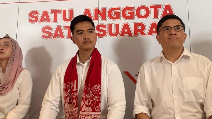 Kaesang Pangarep menyerahkan dokumen persyaratan untuk kembali mendaftarkan diri sebagai caketum dalam ajang Pemilu Raya PSI di DPP PSI, Jakarta Pusat, Sabtu (21/6/2025).