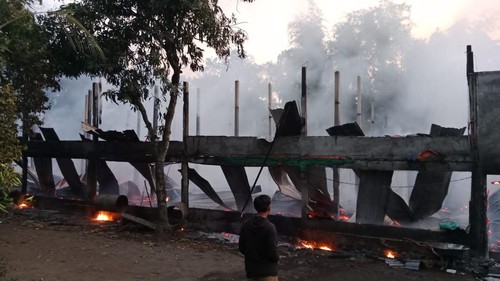 Kandang ayam milik I Gede Agus Nopi Subita di Banjar Dinas Tegal Sari, Tianyar Barat, Kecamatan Kubu, Karangasem, Bali, ludes terbakar, Sabtu (21/6/2025). (Foto: Dok. Iistimewa)