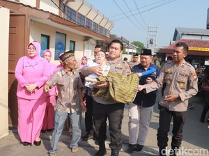 Momen Haru Kapolres Blitar Gendong Difabel Peserta Khitan Massal