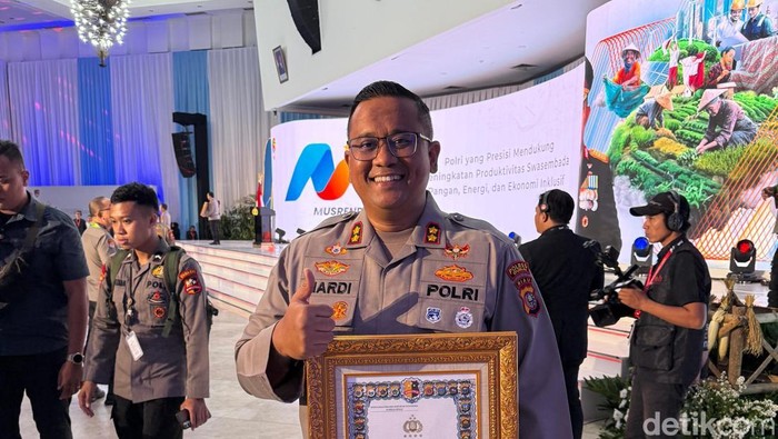 Kapolres Dumai AKBP Hardi Dinata menerima penghargaan dari Kapolri Jenderal Listyo Sigit Prabowo atas pelayanan prima, di gedung PTIK, Jakarta Selatan, pada Kamis (19/6/2025).