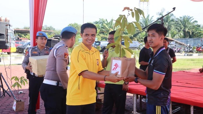 Kapolres Rohul AKBP Emil Eka Putra memberikan kado pohon kepada TNI dan Forkopimda di HUT Bhayangkara ke-79 pada Jumat (20/6/2025).