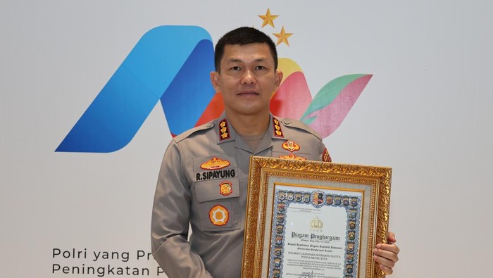 Kapolresta Bandara Soekarno-Hatta Kombes Ronald Sipayung mendapatkan penghargaan dari Kapolri Jenderal Listyo Sigit Prabowo atas pelayanan prima tahun 2024. Pemberian penghargaan diberikan oleh Kapolri di gedung PTIK, Jaksel, pada Kamis (19/6/2025).