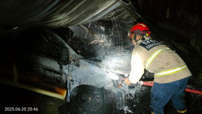 Penampakan lokasi kebakaran pabrik kerajinan di Tanjung, Bangunharjo, Sewon, Bantul, Jumat (21/6/2025).