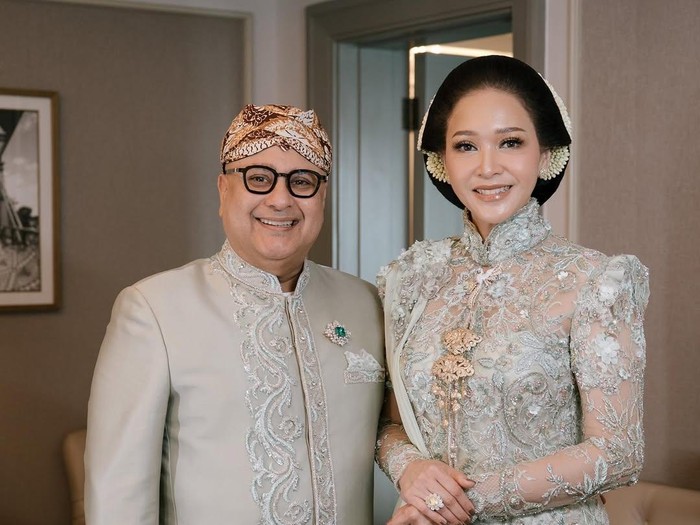 Kebaya Maia Estianty Rancangan Anne Avantie di Akad Al Ghazali