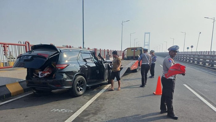 Kecelakaan Fortuner di Jembatan Suramadu.