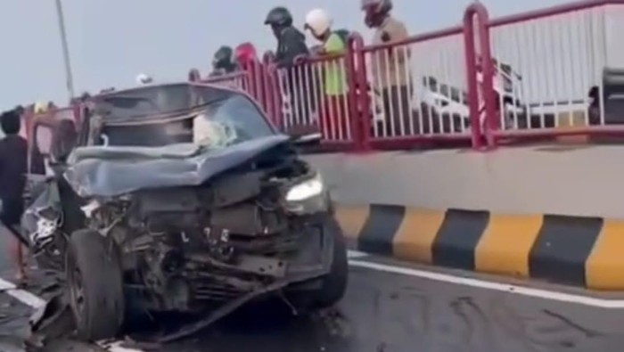 Kecelakaan Fortuner di Jembatan Suramadu.