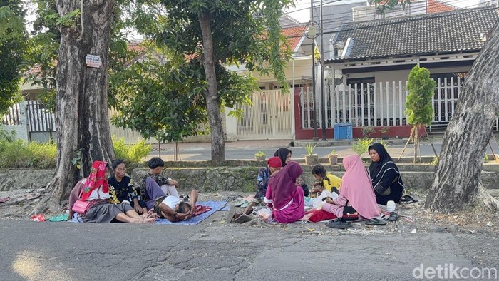 Keluarga jemaah kloter 33 yang menunggu kepulangan usai dapat ancaman bom.