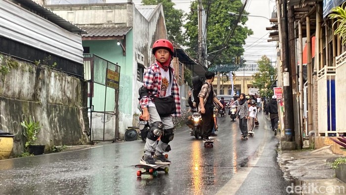 Keseruan street parade di perayaan Go Skateboarding Day Malang