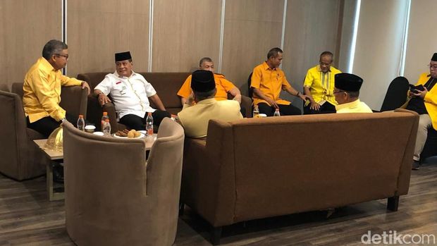Ketua DDP I Golkar Sulsel Taufan Pawe duduk semeja dengan kader senior Golkar Nurdin Halid di Hotel Gammara Makassar.
