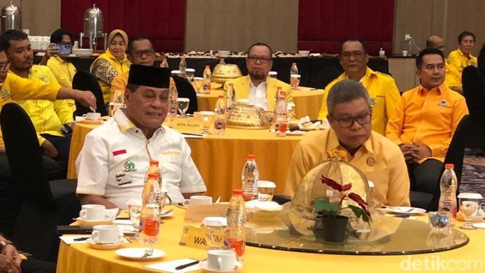 Ketua DPD I Golkar Sulsel Taufan Pawe duduk semeja dengan politikus Golkar Nurdin Halid.