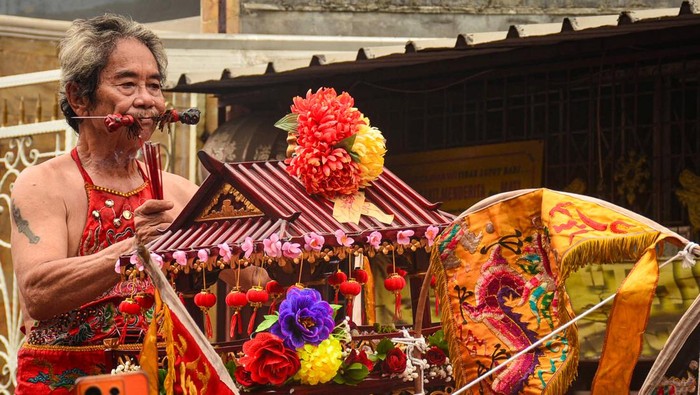 Kirab budaya Toa Pe Kong di Jakarta Warga keturunan Tionghoa mengikuti kirab budaya Gotong Toa Pe Kong di kawasan Desa Wisata Pecinan Glodok, Jakarta, Sabtu (21/6/2025). Kirab dengan mengarak sebanyak 28 tandu dewa tersebut dilaksanakan dalam rangka HUT ke-274 Wihara Dharma Jaya Toa Se Bio dan sebagai bentuk penghormatan serta memohon berkah keselamatan terhadap dewa-dewa. ANTARA FOTO/Fathul Habib Sholeh/rwa.