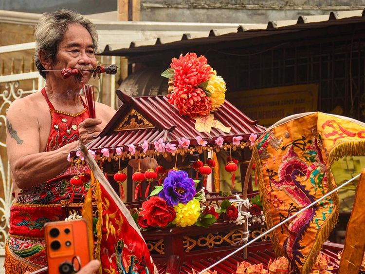 Kirab Gotong Toa Pe Kong Meriahkan HUT ke-274 Wihara Dharma Jaya