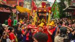 Kirab Gotong Toa Pe Kong Meriahkan HUT ke-274 Wihara Dharma Jaya