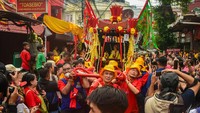 Warga keturunan Tionghoa mengarak tandu dewa dalam kirab budaya Gotong Toa Pe Kong di Glodok, Jakarta, Sabtu (21/6/2025). ANTARA FOTO/FATHUL HABIB SHOLEH