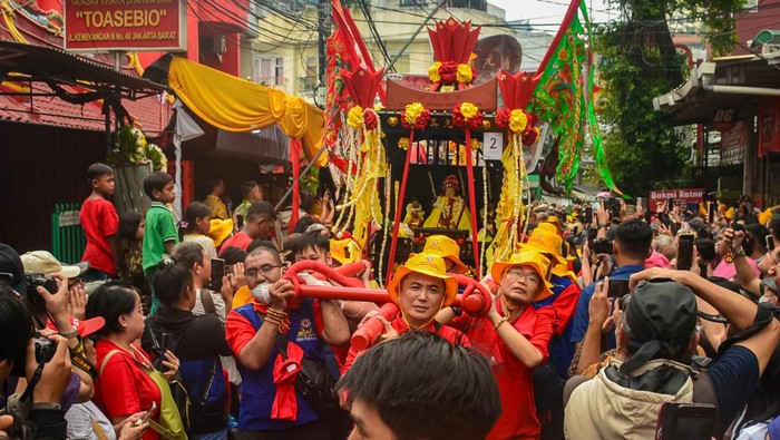 Warga keturunan Tionghoa mengikuti kirab budaya Gotong Toa Pe Kong di kawasan Desa Wisata Pecinan Glodok, Jakarta, Sabtu (21/6/2025). Kirab dengan mengarak sebanyak 28 tandu dewa tersebut dilaksanakan dalam rangka HUT ke-274 Wihara Dharma Jaya Toa Se Bio dan sebagai bentuk penghormatan serta memohon berkah keselamatan terhadap dewa-dewa. ANTARA FOTO/Fathul Habib Sholeh/rwa.