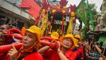 Kirab Gotong Toa Pe Kong Meriahkan HUT ke-274 Wihara Dharma Jaya