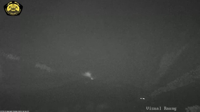 Kondisi terkini Gunung Raung yang mengeluarkan cahaya api lebih besar dari sebelumnya