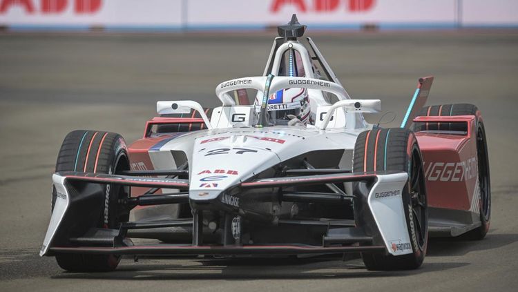 Aksi Pebalap Adu Cepat di Kualifikasi Seri Ke-11 Formula E Jakarta 2025
