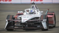 Pembalap tim Andretti, Jake Dennis merebut posisi terdepan usai menjadi yang tercepat dengan catatan waktu 1 menit 6,713 detik. ANTARA FOTO/FAUZAN