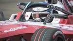 Aksi Pebalap Adu Cepat di Kualifikasi Seri Ke-11 Formula E Jakarta 2025
