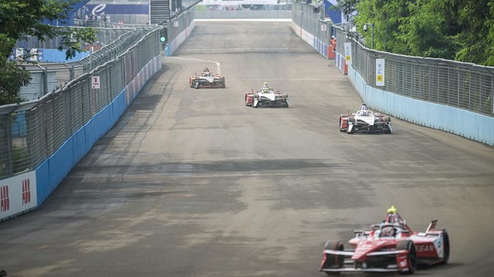 Kualifikasi seri ke-11 Formula E di Jakarta Sejumlah pembalap melaju saat kualifikasi seri ke-11 balapan Formula E World Championship 2025 di Jakarta International E-Prix Circuit (JIEC), Jakarta, Sabtu (21/6/2025). Pembalap tim Andretti, Jake Dennis merebut posisi terdepan usai menjadi yang tercepat dengan catatan waktu 1 menit 6,713 detik, disusul pembalap tim Neom McLaren, Tayler Barnard posisi kedua dengan catatan waktu 1 menit 7,715 detik dan pembalap tim Mahindra Racing Nyck De Vries di posisi ketiga dengan catatan waktu 1 menit 1,330 detik. ANTARA FOTO/Fauzan/tom.