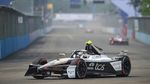 Aksi Pebalap Adu Cepat di Kualifikasi Seri Ke-11 Formula E Jakarta 2025