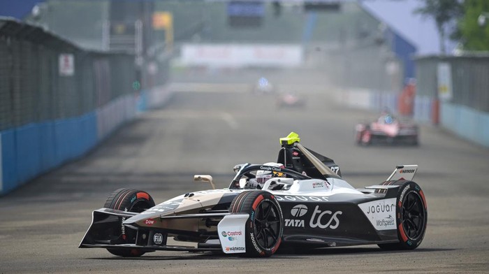Sejumlah pembalap melaju saat kualifikasi seri ke-11 balapan Formula E World Championship 2025 di Jakarta International E-Prix Circuit (JIEC), Jakarta, Sabtu (21/6/2025). Pembalap tim Andretti, Jake Dennis merebut posisi terdepan usai menjadi yang tercepat dengan catatan waktu 1 menit 6,713 detik, disusul pembalap tim Neom McLaren, Tayler Barnard posisi kedua dengan catatan waktu 1 menit 7,715 detik dan pembalap tim Mahindra Racing Nyck De Vries di posisi ketiga dengan catatan waktu 1 menit 1,330 detik. ANTARA FOTO/Fauzan/tom.