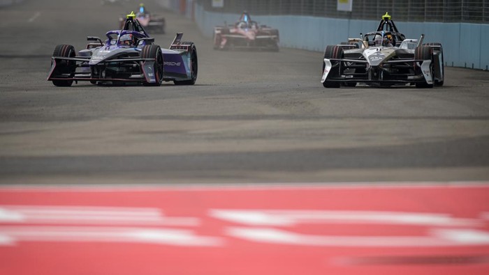 Sejumlah pembalap melaju saat kualifikasi seri ke-11 balapan Formula E World Championship 2025 di Jakarta International E-Prix Circuit (JIEC), Jakarta, Sabtu (21/6/2025). Pembalap tim Andretti, Jake Dennis merebut posisi terdepan usai menjadi yang tercepat dengan catatan waktu 1 menit 6,713 detik, disusul pembalap tim Neom McLaren, Tayler Barnard posisi kedua dengan catatan waktu 1 menit 7,715 detik dan pembalap tim Mahindra Racing Nyck De Vries di posisi ketiga dengan catatan waktu 1 menit 1,330 detik. ANTARA FOTO/Fauzan/tom.