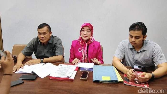 Kuasa Hukum alumni UKB dari LBH Bima Sakti, Connie Pania Putri (tengah)